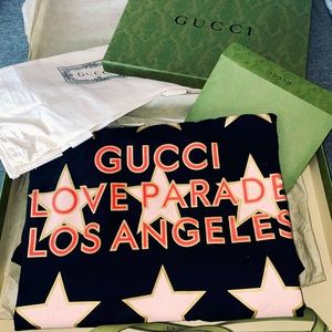 Gucci t shirt fits oversized can be worn many different way to your liking. sz M